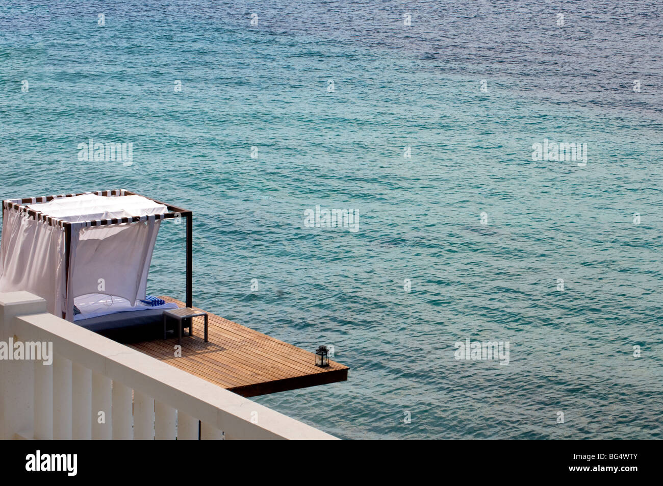 Sun deck che si affaccia sul Mare Adriatico a Hvar, in Croazia Foto Stock