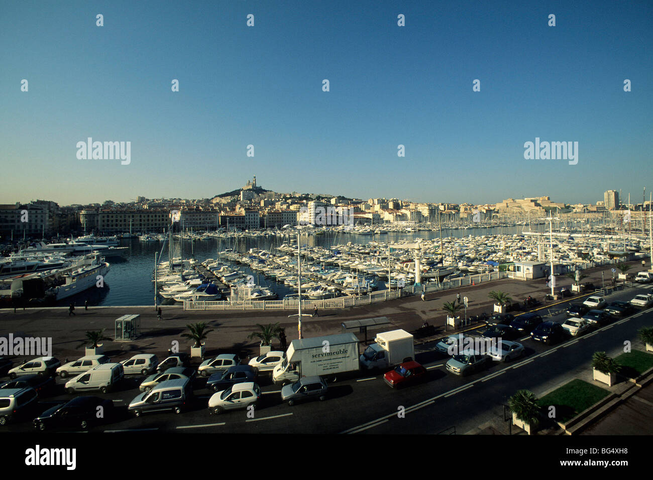La Francia. Marsiglia. Alba il traffico al Vieux Port. Molto ampia angolazione. Foto Stock