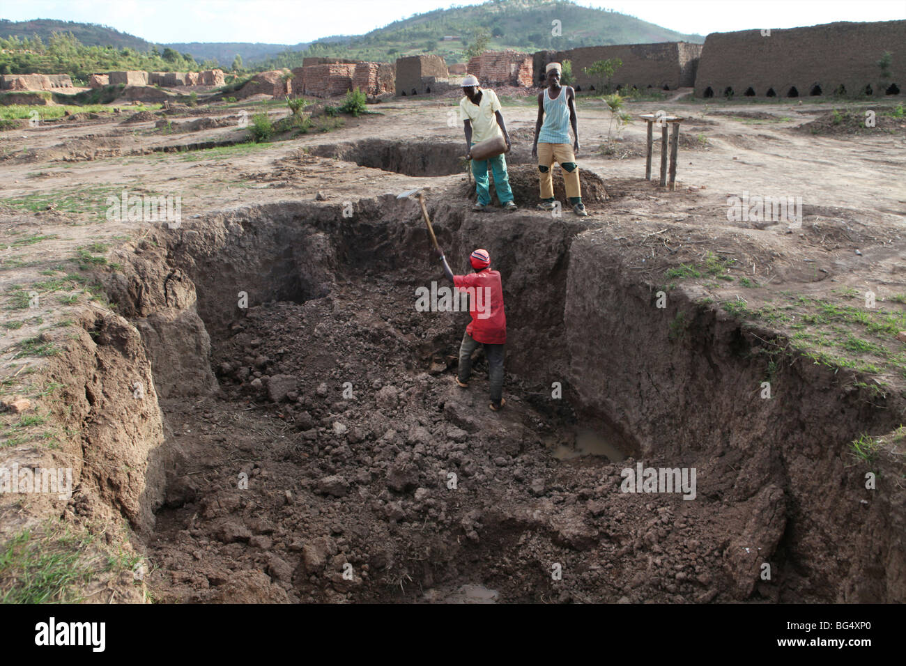 Durante la guerra in Burundi circa mezzo milione di persone sono fuggite in Tanzania.Ora ritornano es a ricostruire le loro case Foto Stock