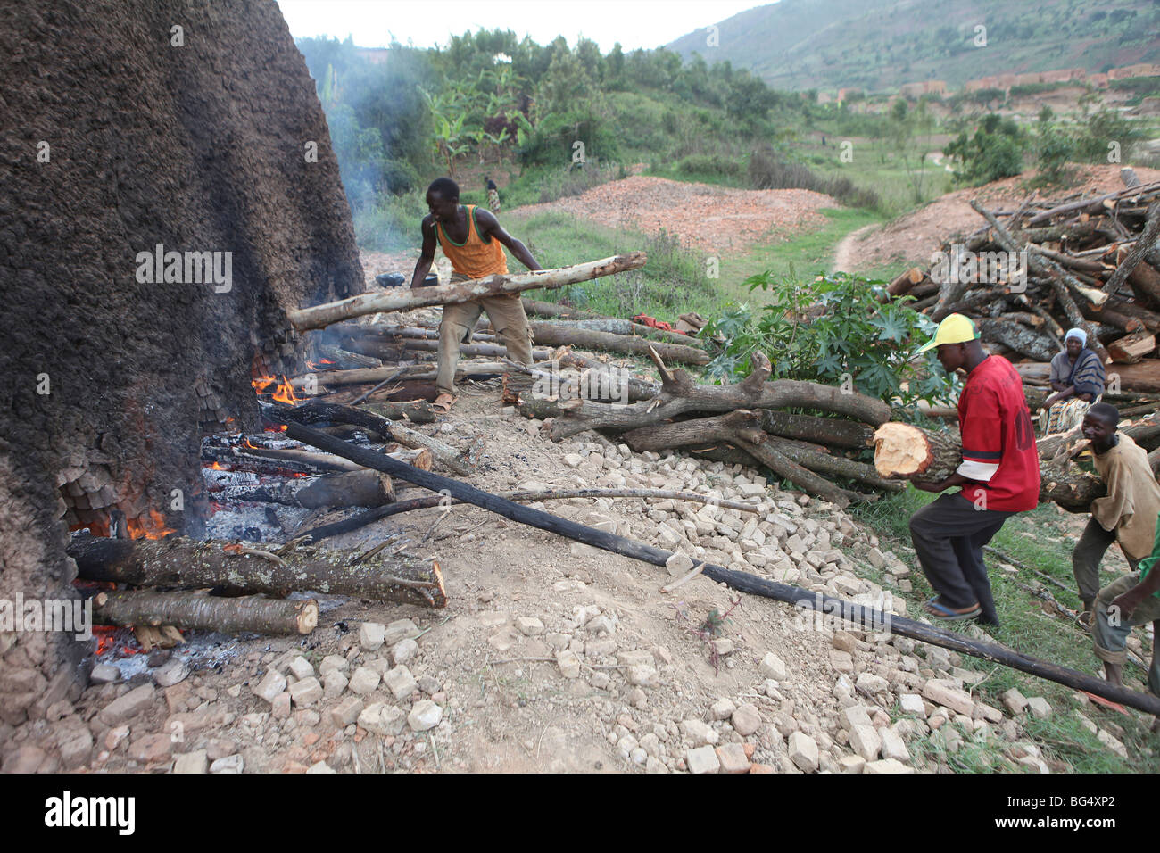 Durante la guerra in Burundi circa mezzo milione di persone sono fuggite in Tanzania.Ora ritornano es a ricostruire le loro case Foto Stock