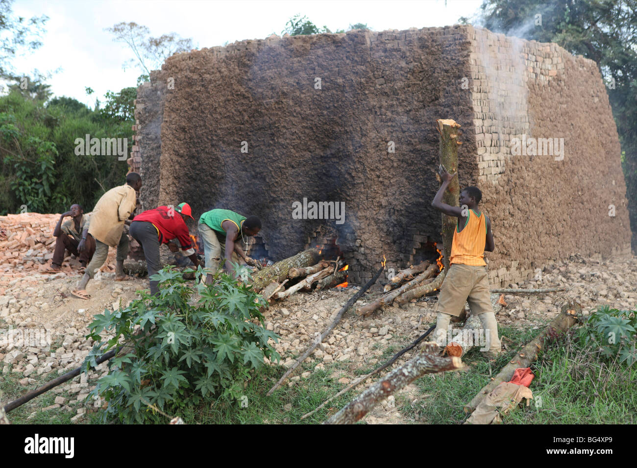 Durante la guerra in Burundi circa mezzo milione di persone sono fuggite in Tanzania.Ora ritornano es a ricostruire le loro case Foto Stock