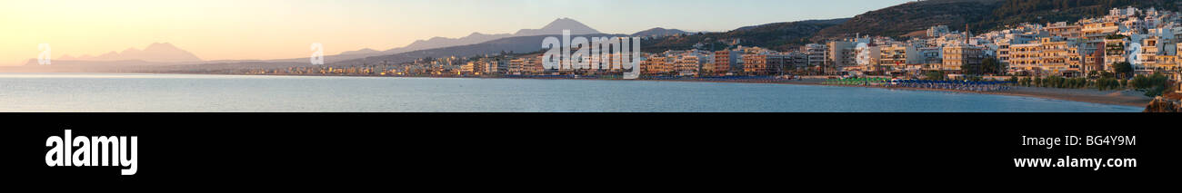 Sunrise vista panoramica della spiaggia di Rethymnon e il distante monte Ida Creta Grecia Foto Stock