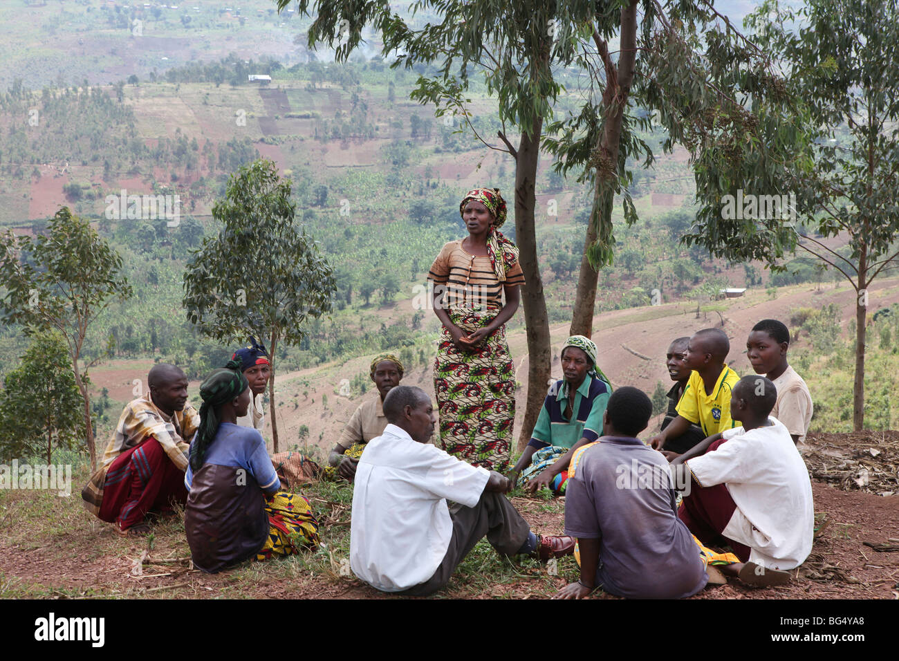 Durante la guerra in Burundi circa mezzo milione di persone sono fuggite in Tanzania.Ora ritornano es a ricostruire le loro case Foto Stock