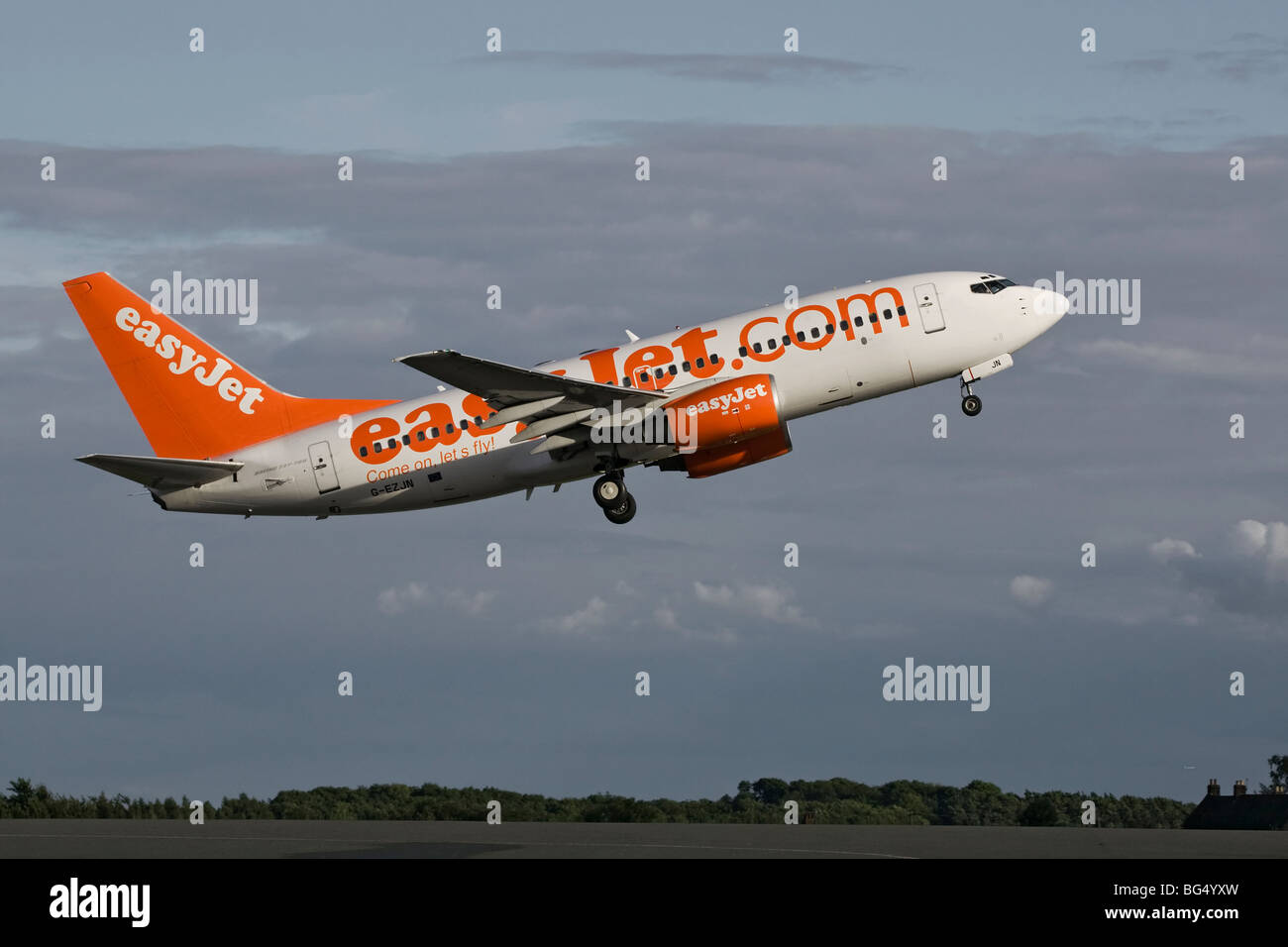 Un Boeing B737 series 700 del Regno Unito bilancio della compagnia aerea EasyJet in partenza dall'Aeroporto di Luton Foto Stock