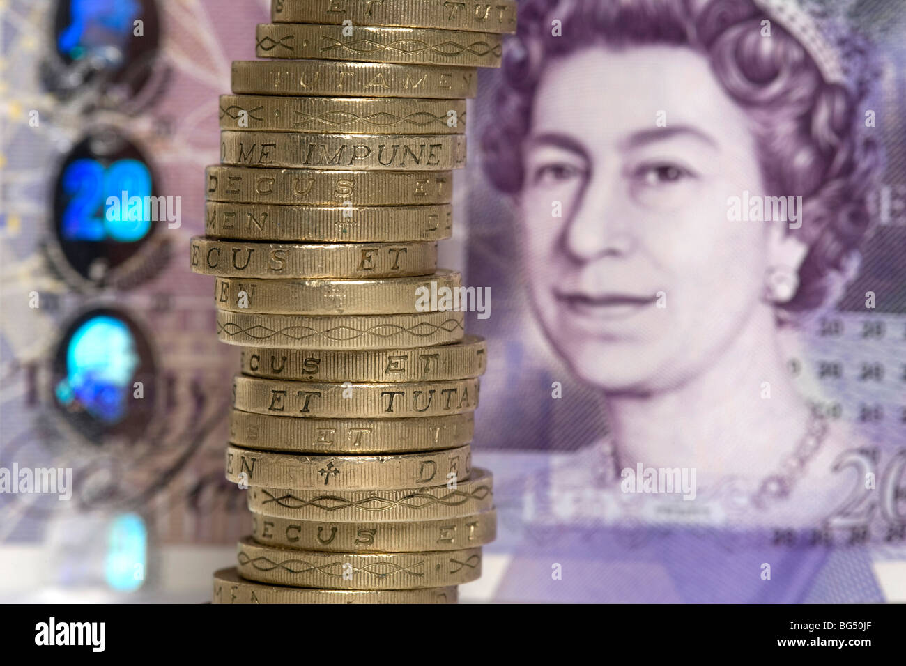 Pound monete di fronte £20 nota Foto Stock