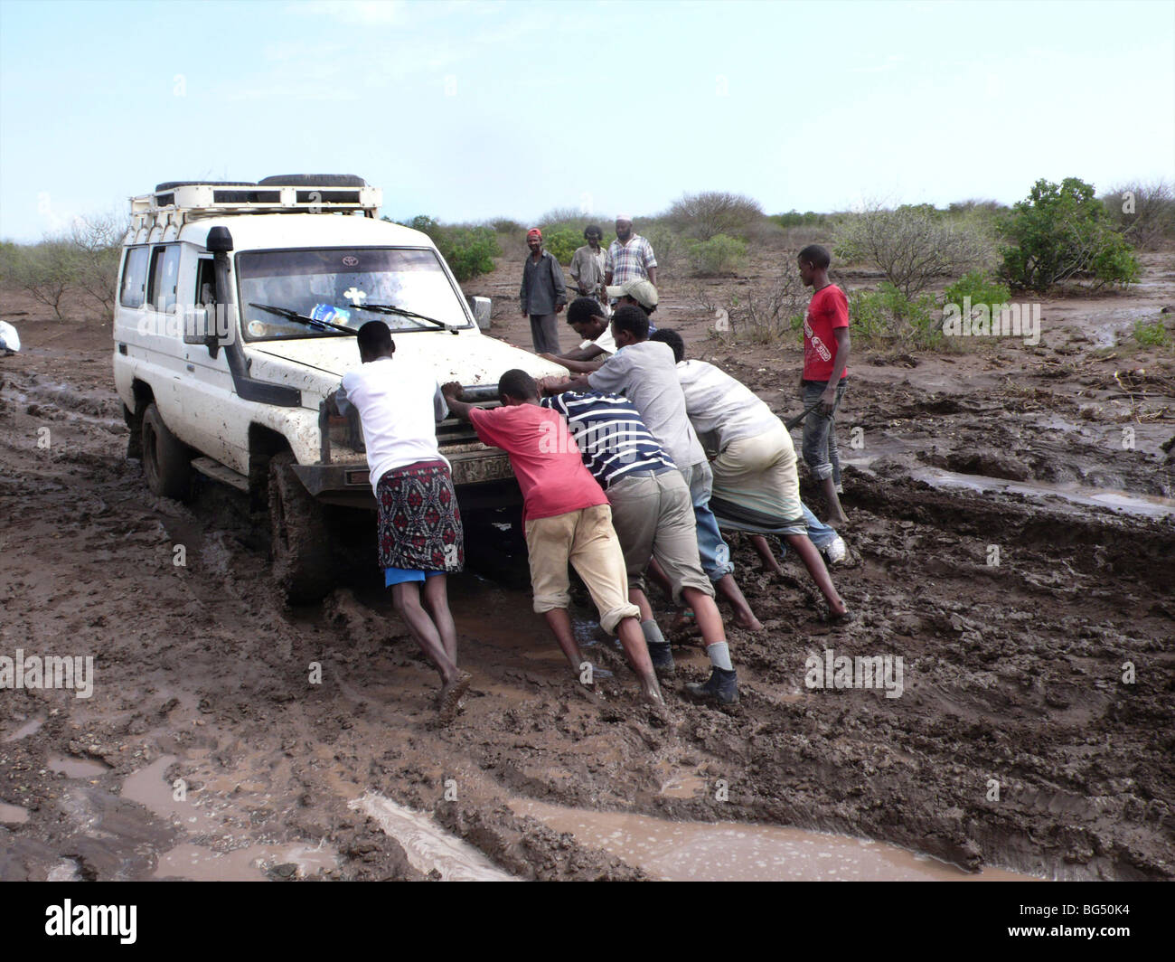Le strade sono in cattivo stato in Etiopia e tutte le vetture restano bloccati nel fango. Foto Stock