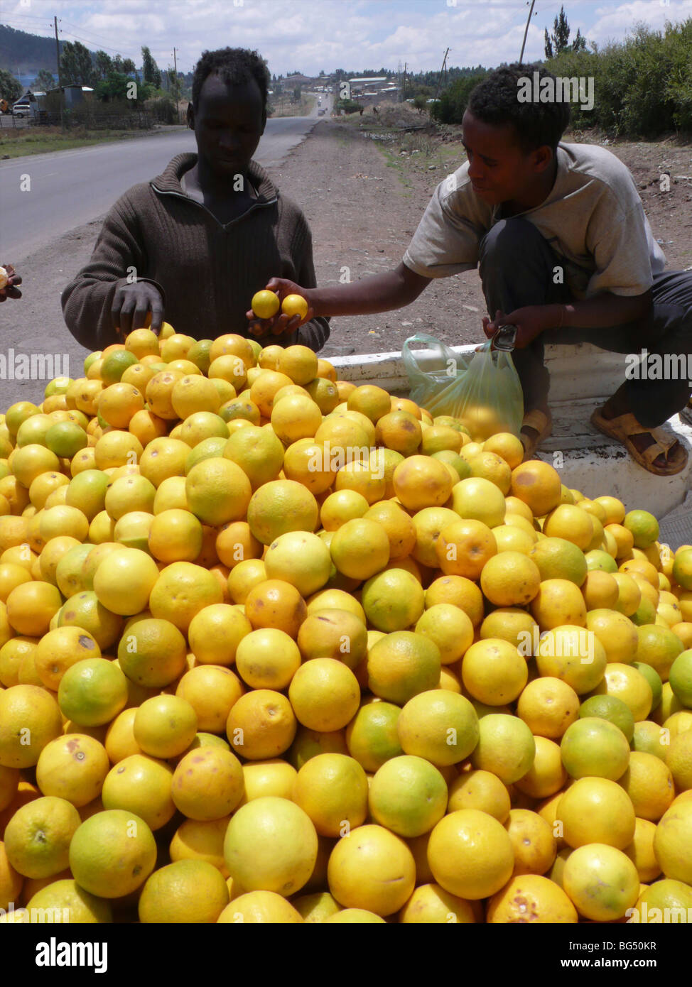 La vendita di arancione sul lato della strada, vicino ad Addis Abeba, Etiopia Foto Stock