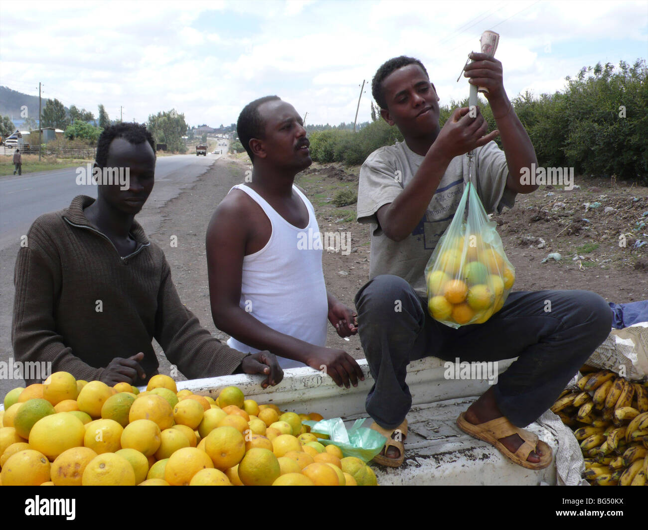 La vendita di arancione sul lato della strada, vicino ad Addis Abeba, Etiopia Foto Stock