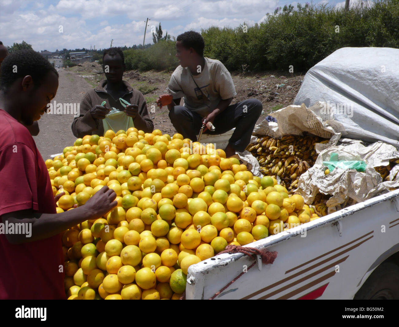 La vendita di arancione sul lato della strada, vicino ad Addis Abeba, Etiopia Foto Stock
