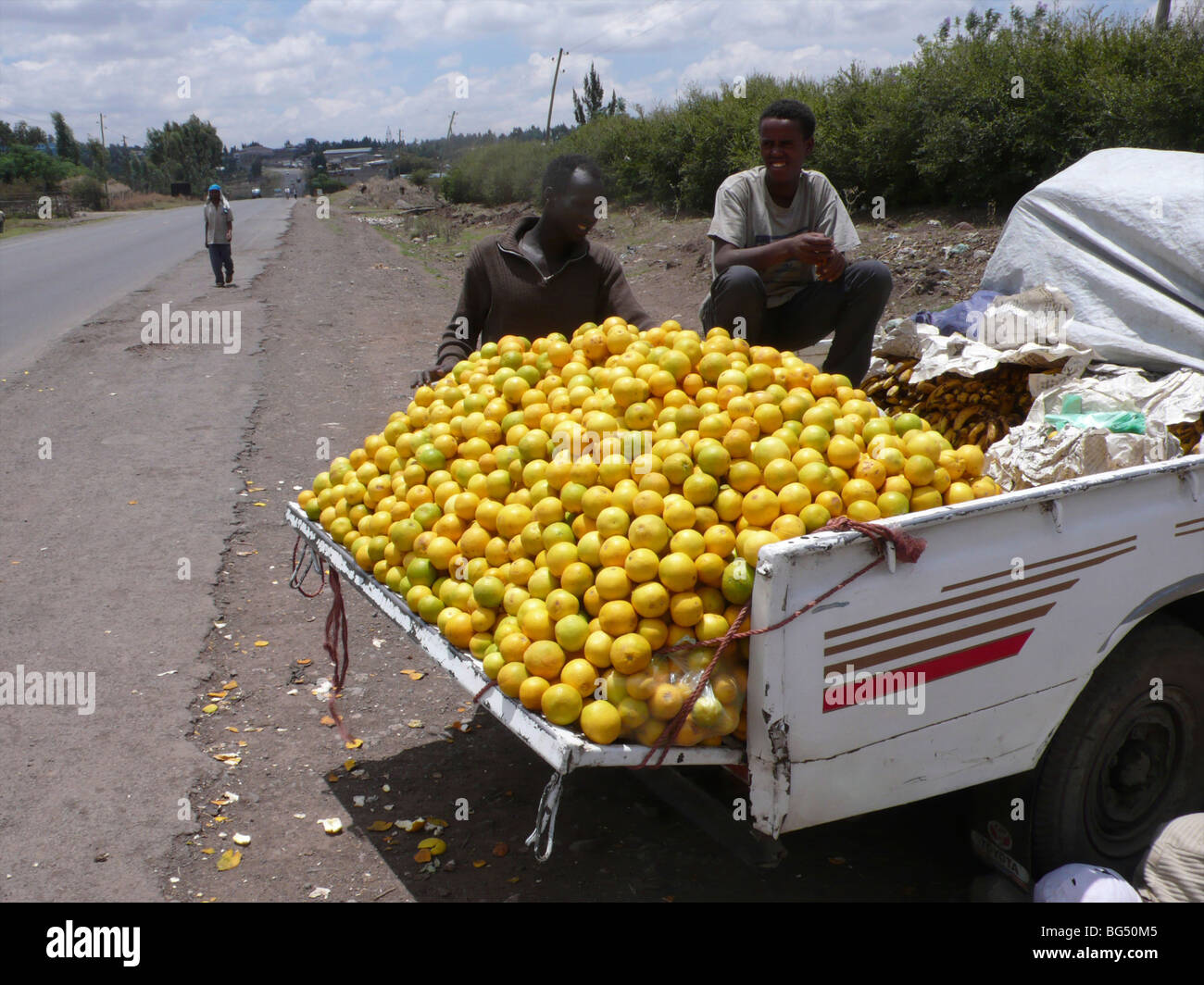 La vendita di arancione sul lato della strada, vicino ad Addis Abeba, Etiopia Foto Stock