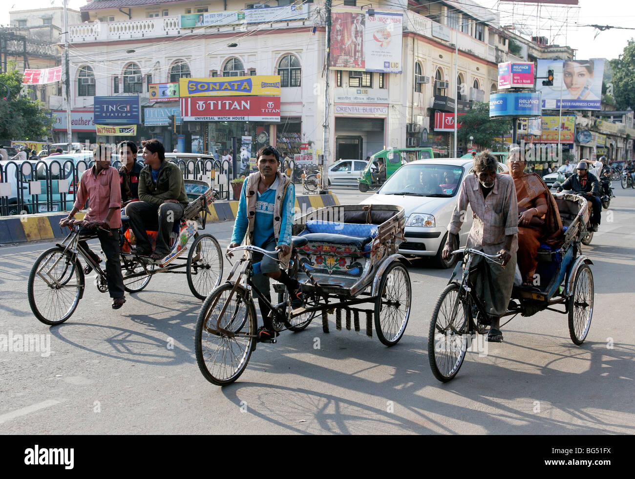 Rickshaws in una strada nella città di Lucknow, India Foto Stock
