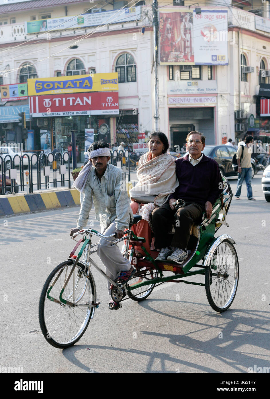 In rickshaw in una strada nella città di Lucknow, India Foto Stock