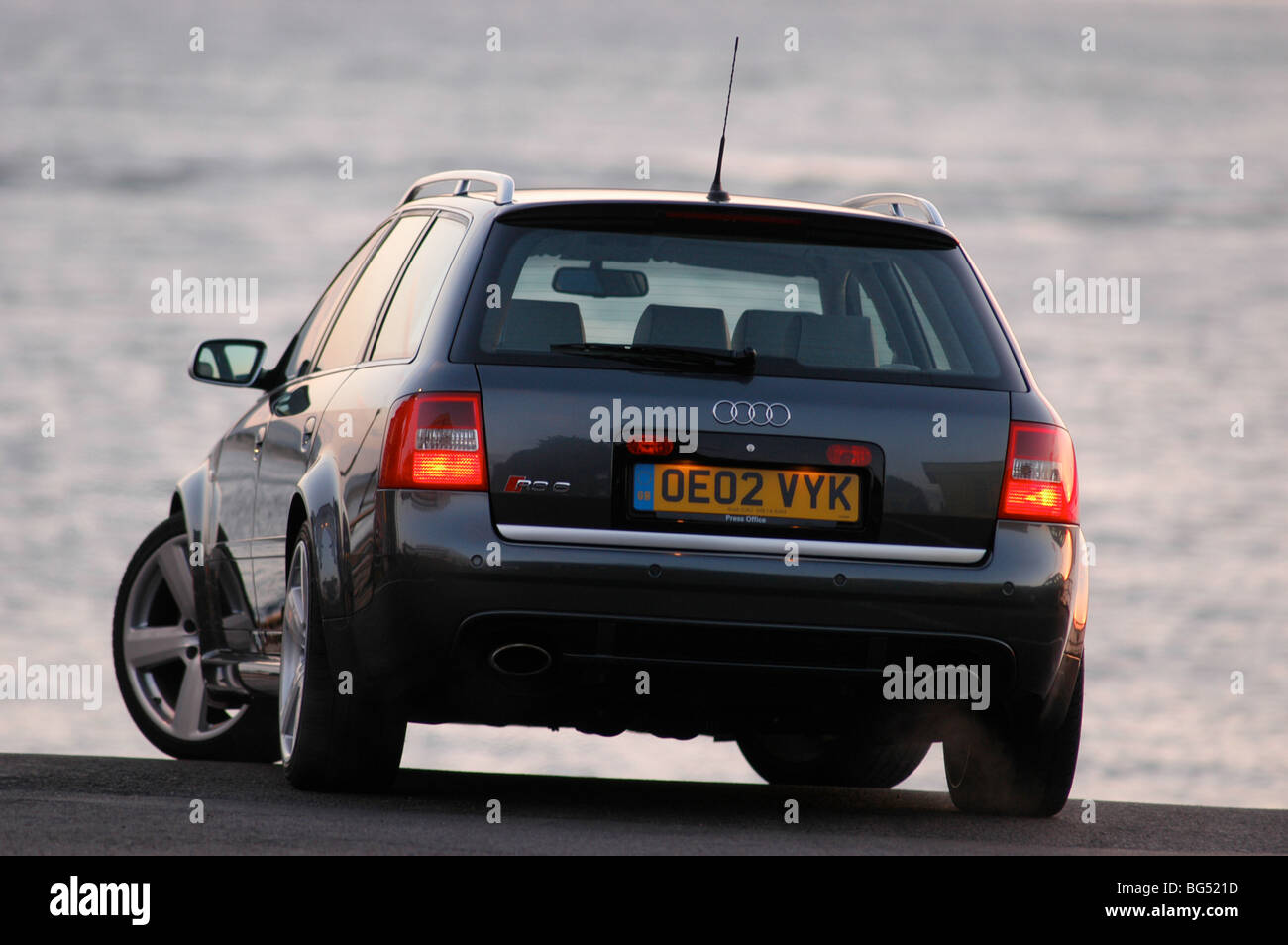 2002 Audi RS6 station wagon carro vista posteriore di fronte acqua twin turbo 4.2 tutte le ruote motrici Foto Stock