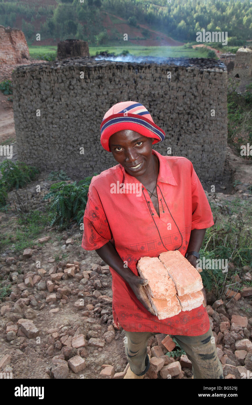 Durante la guerra in Burundi circa mezzo milione di persone sono fuggite in Tanzania.Ora ritornano es a ricostruire le loro case Foto Stock