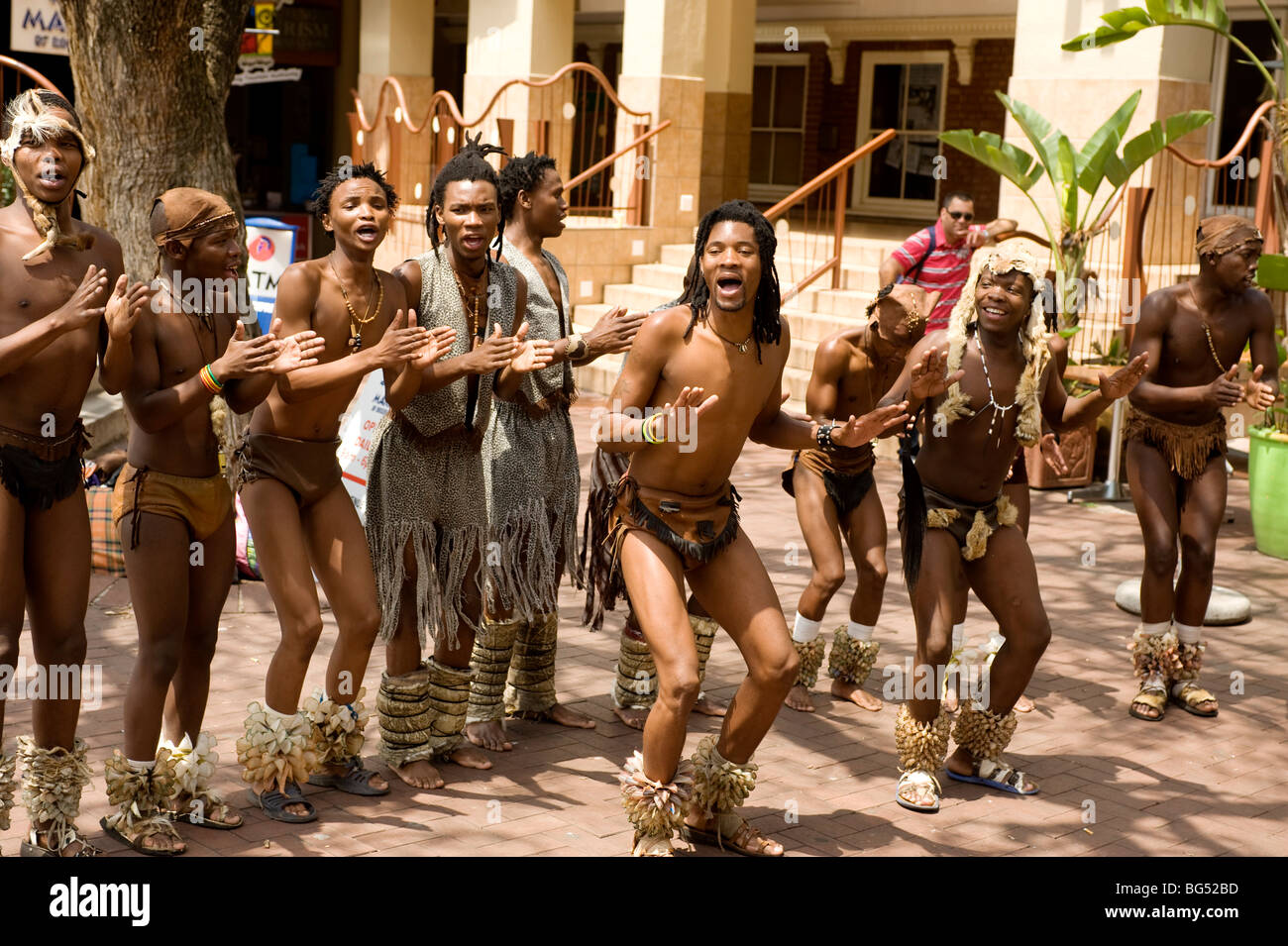 Ballerini africani presso il centro di Rosebank mercato. Johannesburg, Sud Africa. Foto Stock