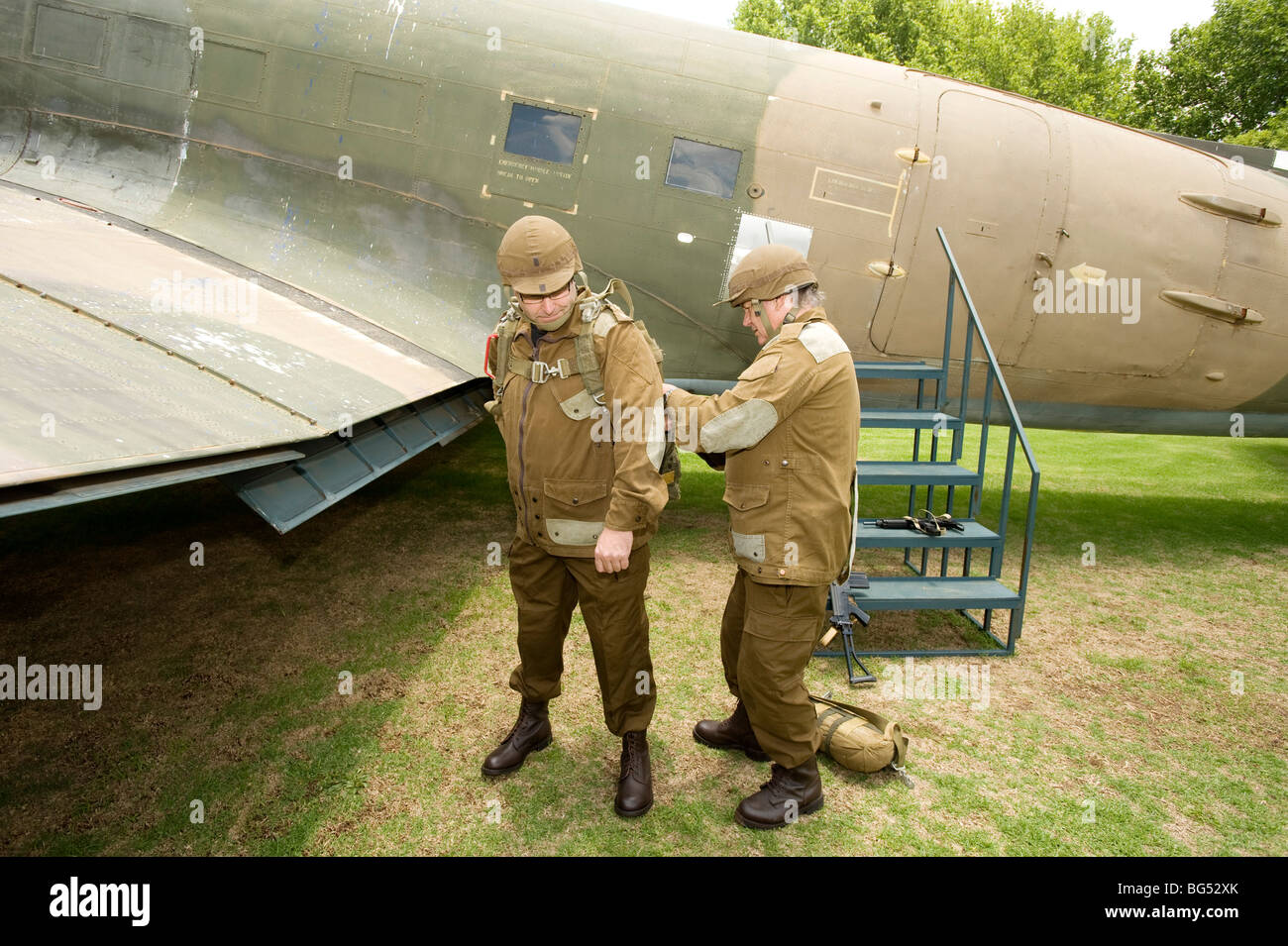 Esercito sudafricano re-enactors don paracadutista ingranaggio. South African Museo di Storia Militare. Johannesburb, Sud Africa. Foto Stock