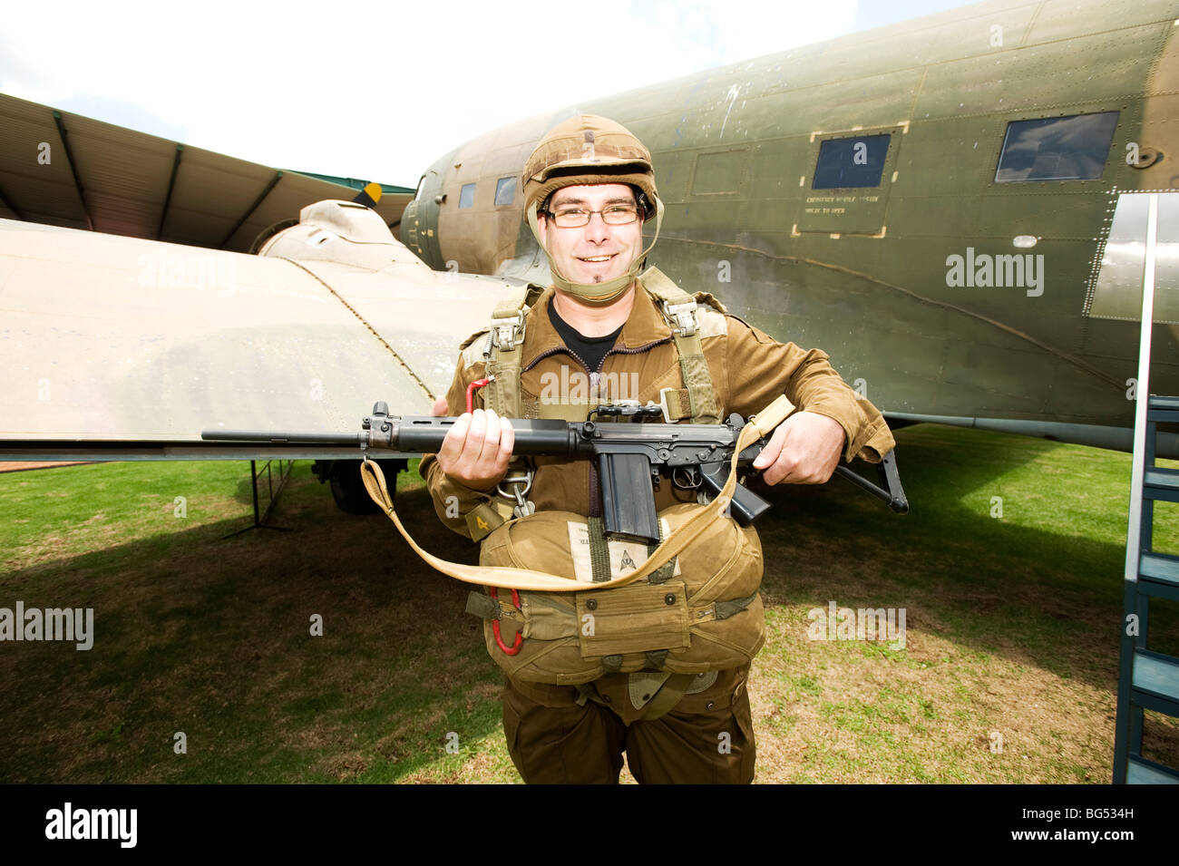 Esercito sudafricano re-enactors don paracadutista ingranaggio. South African Museo di Storia Militare. Johannesburb, Sud Africa. Foto Stock