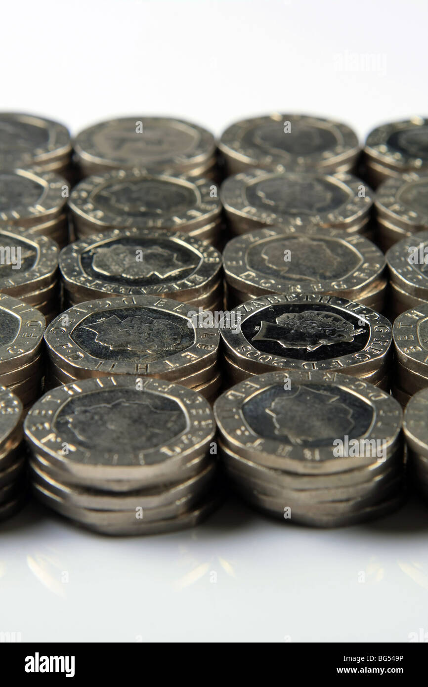 Righe di 20p monete in pile di 5 Foto Stock