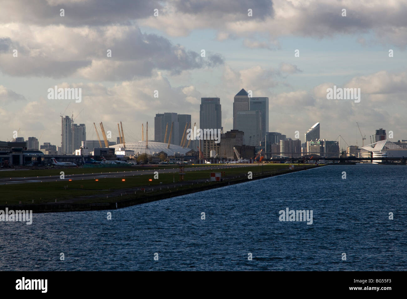 Docklands di Londra city airport canary wharf London Docklands Londra Est Inghilterra uk gb Foto Stock