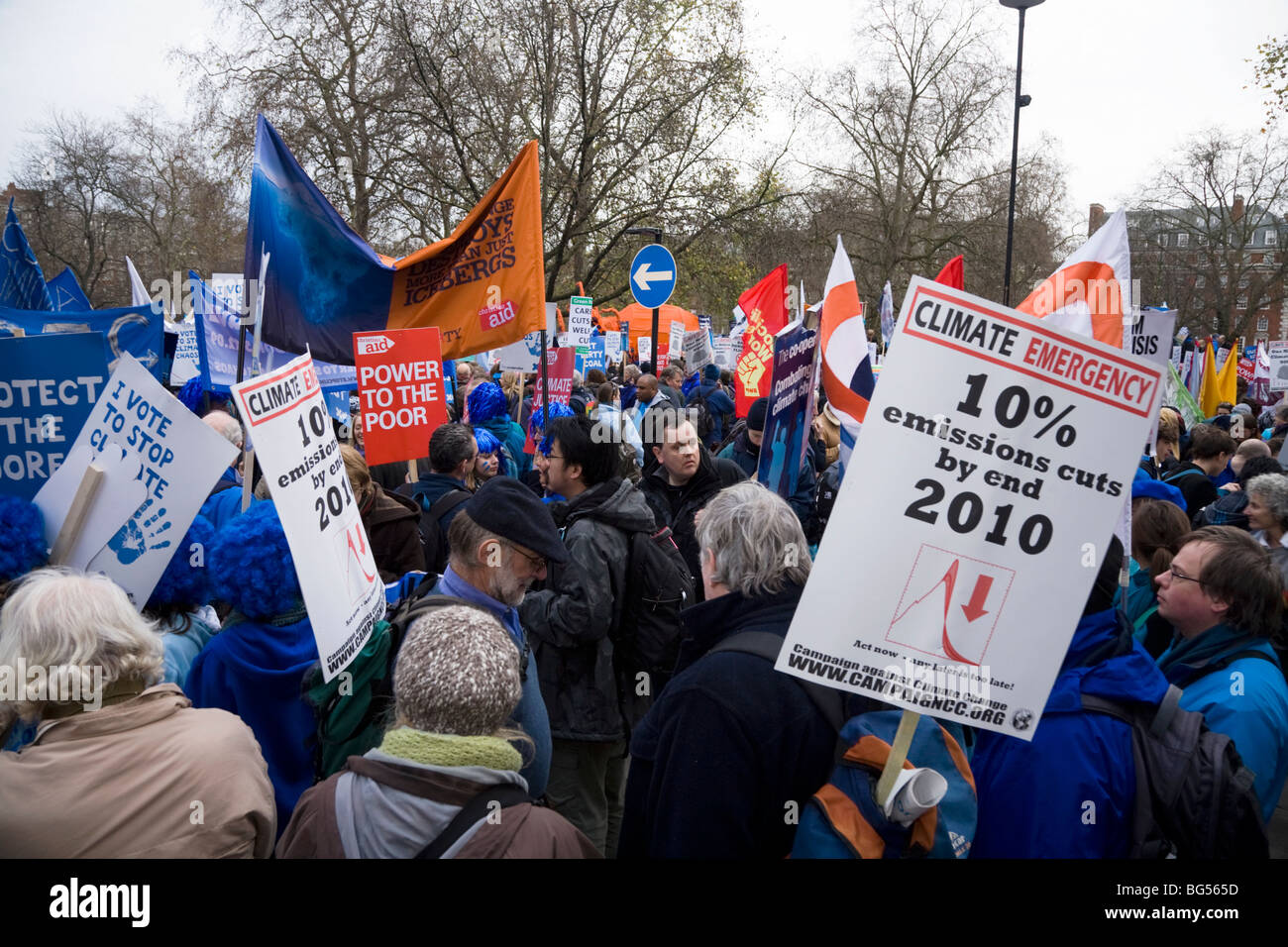 I manifestanti che partecipano in onda il cambiamento climatico rally a Londra il 5 dicembre 2009. Foto Stock