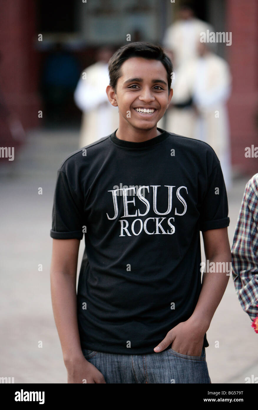 Giovane cristiano nel suo tema religioso shirt stampate Gesù rocce. Lucknow, India Foto Stock