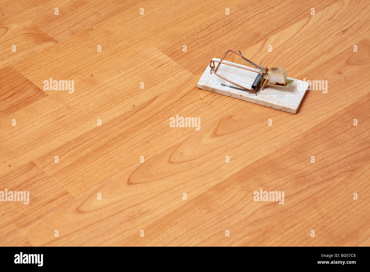 Il mousetrap su sfondo di legno Foto Stock