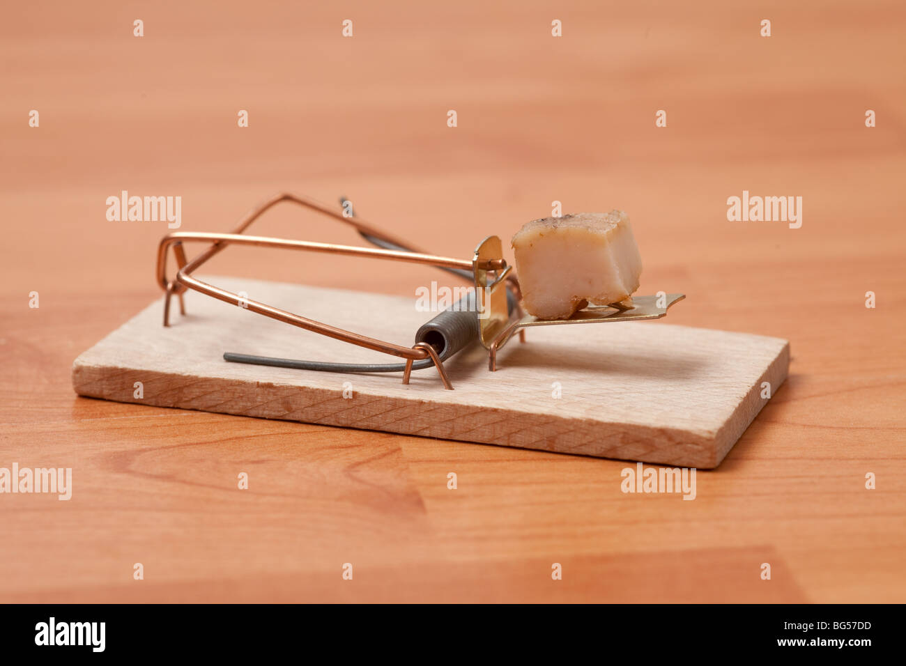 Il mousetrap su sfondo di legno Foto Stock