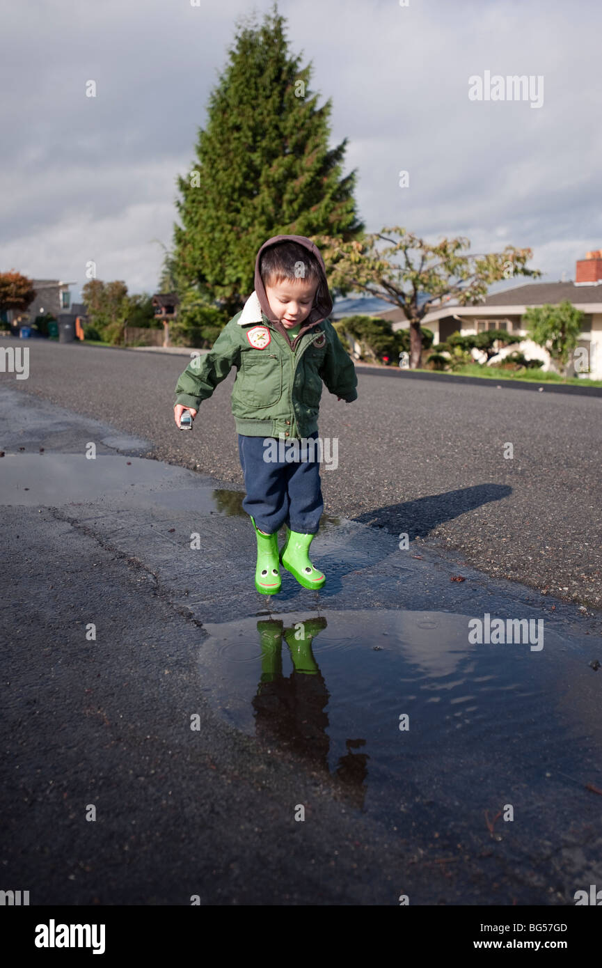 Ragazzo del salto nella pozza. Foto Stock