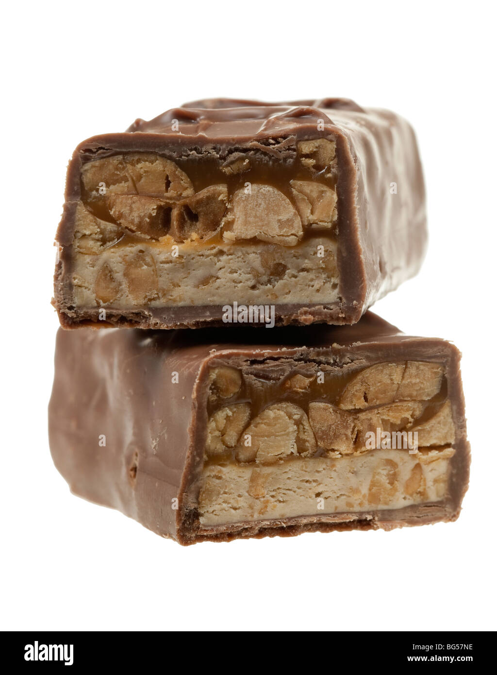Barra di cioccolato con arachidi isolato su uno sfondo bianco Foto Stock