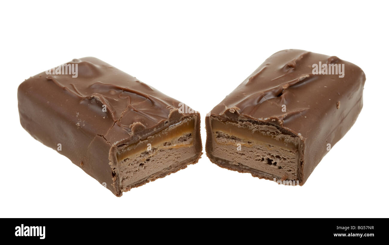 Barra di cioccolato con caramello isolato su uno sfondo bianco Foto Stock