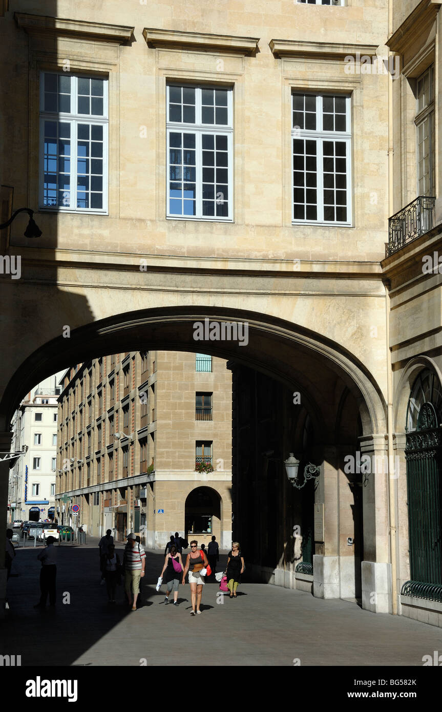 Passaggio Arcade o Archway dietro la Mairie, Hôtel de Ville o Municipio, Marsiglia o Marsiglia Provenza, Francia Foto Stock