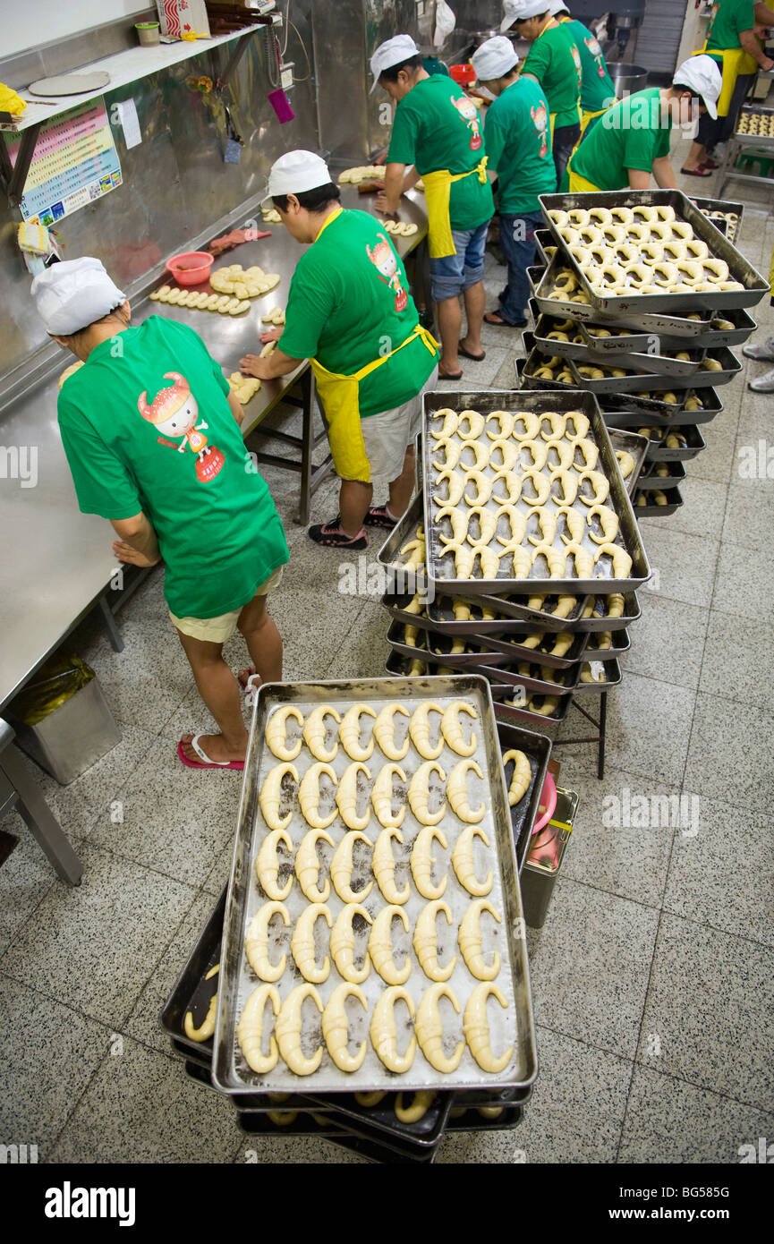 Linea di produzione presso la Fu Mei Hsiun croissant pasticceria. Foto Stock