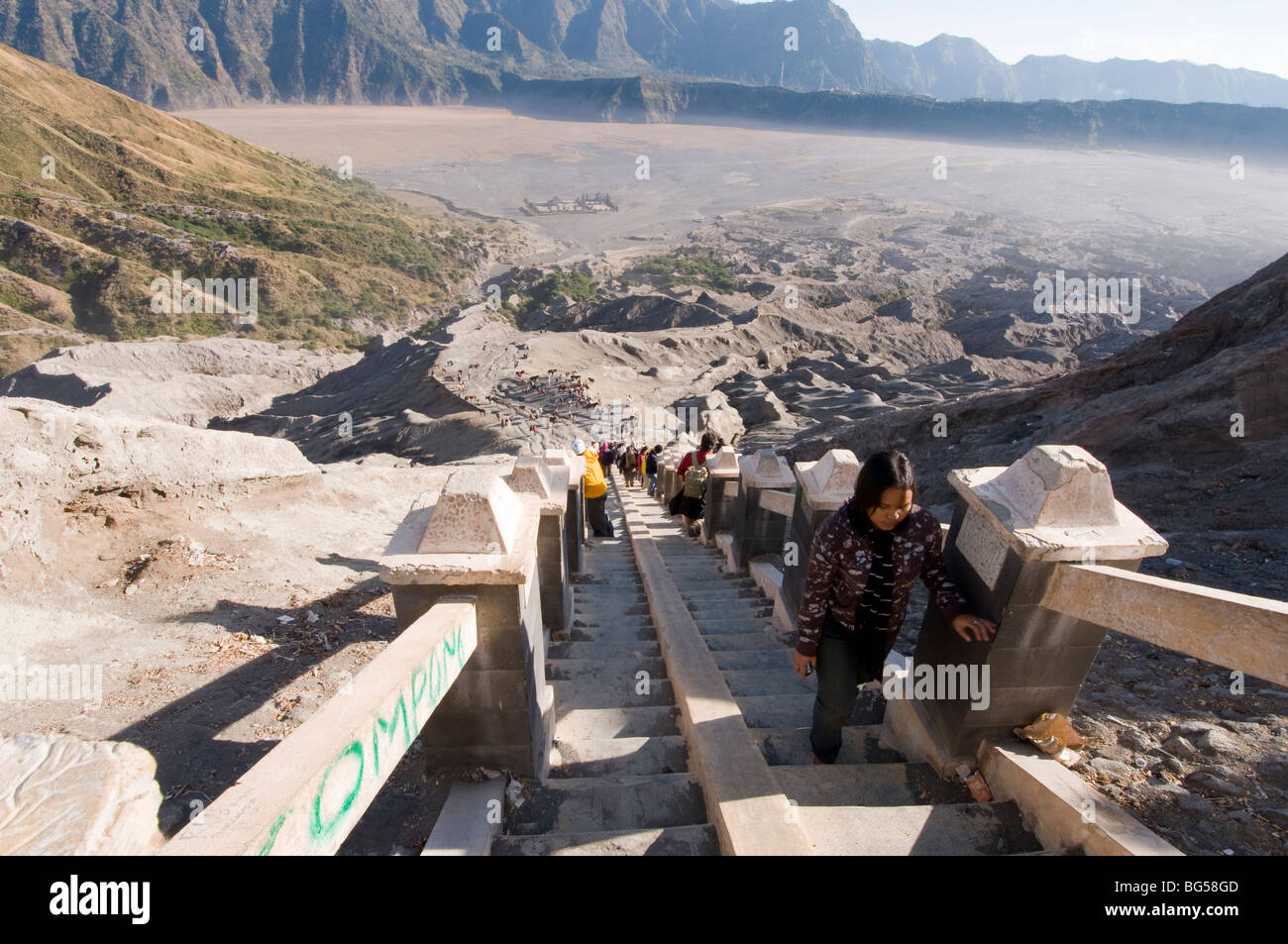 Le persone camminare su per i gradini verso la cima del Monte Bromo Foto Stock