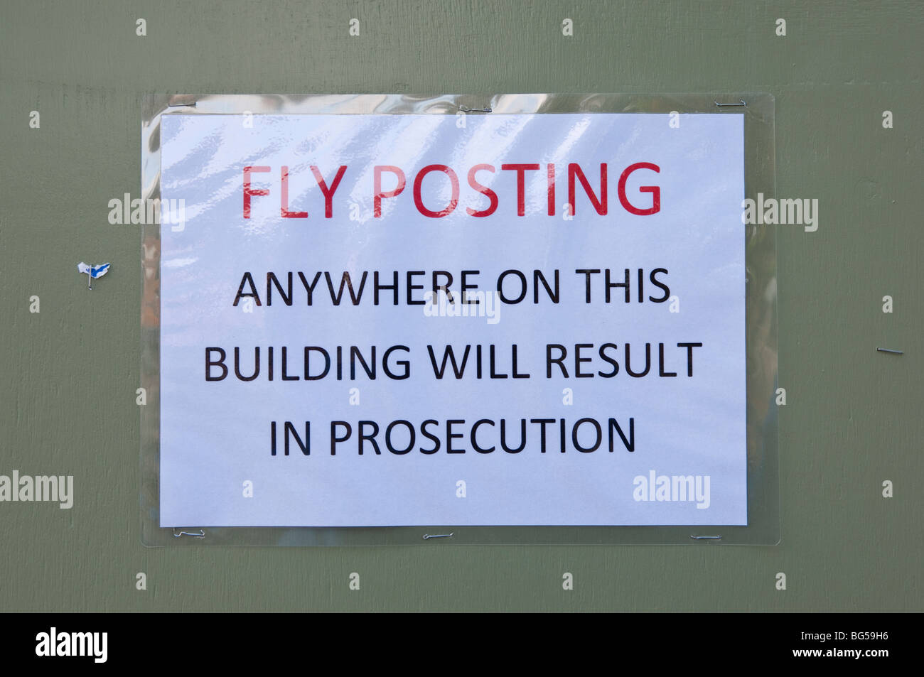 Un segno di avvertimento Fly che manifesti saranno perseguiti a norma di legge se catturati volare la pubblicazione nel Regno Unito Foto Stock