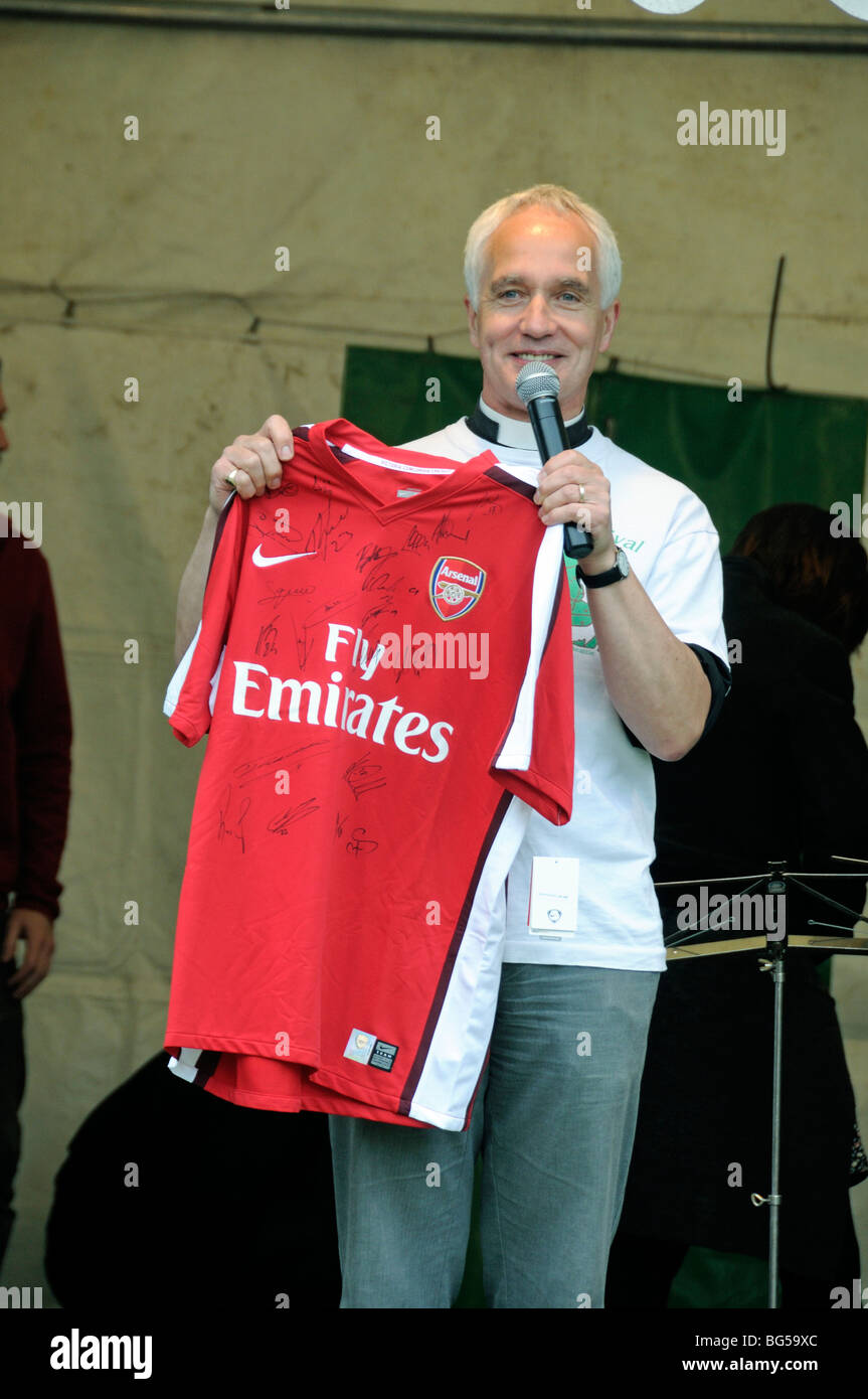 Firmato Arsenal Shirt messo all'asta a Gillespie Park Festival di Highbury Londra Inghilterra REGNO UNITO Foto Stock