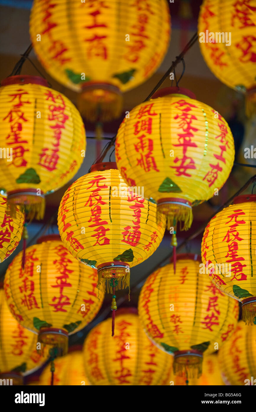 Giallo lanterne cinesi che pendevano dal soffitto di un tempio daoista in Sanshia, Taiwan. Foto Stock