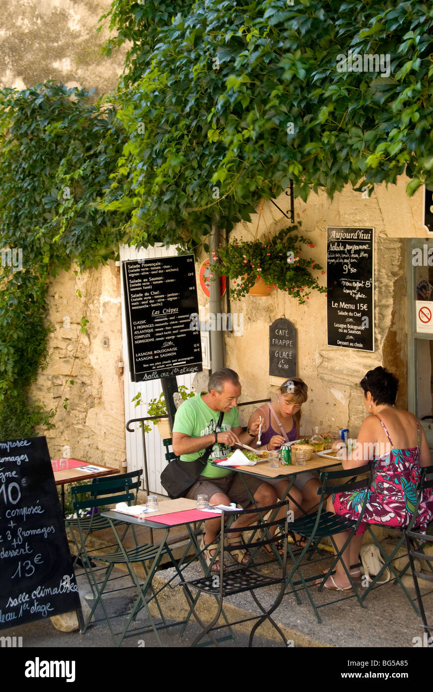 Un piccolo cafe esterno in Gordes, Provenza, Francia Foto Stock