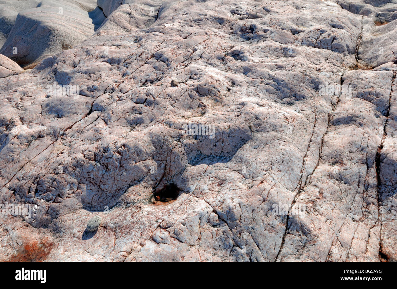 Una strana roccia forme delle isole rocciose di Porvoo arcipelago in una calda giornata estiva, Porvoo, Finlandia, Europa. Il Porvoo.. Foto Stock