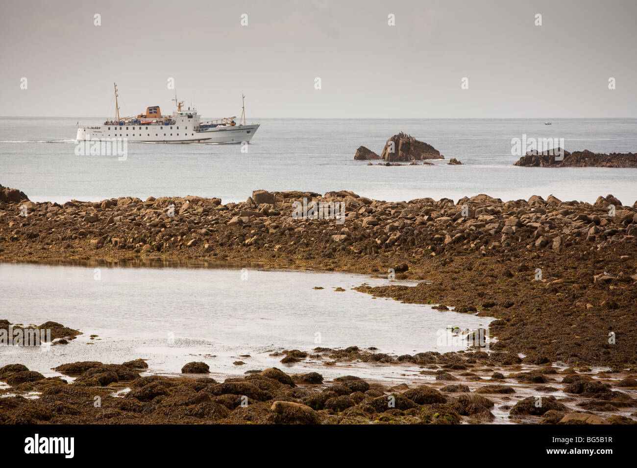 Scillonian III in direzione di St Mary's sulle Isole Scilly visto dalla Spiaggia Porthcressa Foto Stock
