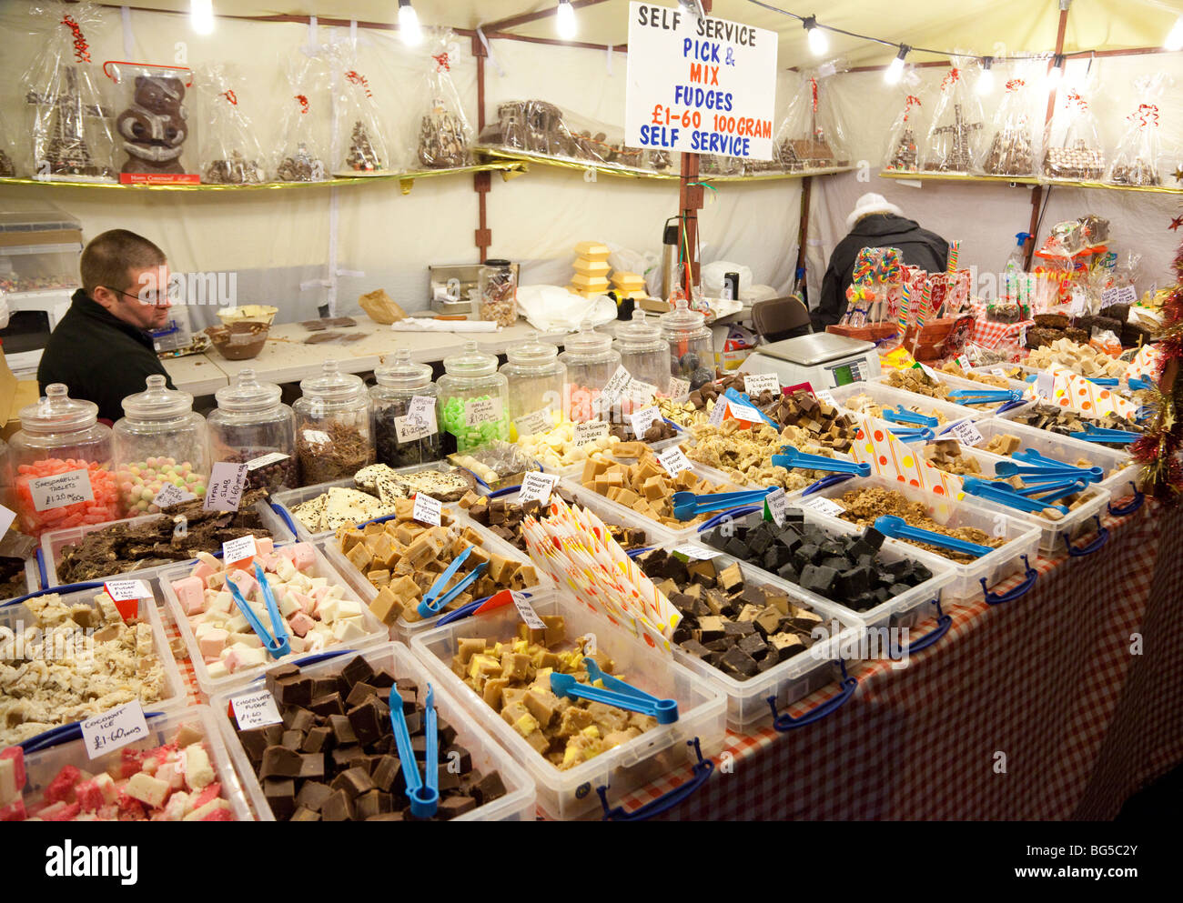Prelevamento e mix di pasticceria di stallo del mercato Foto Stock