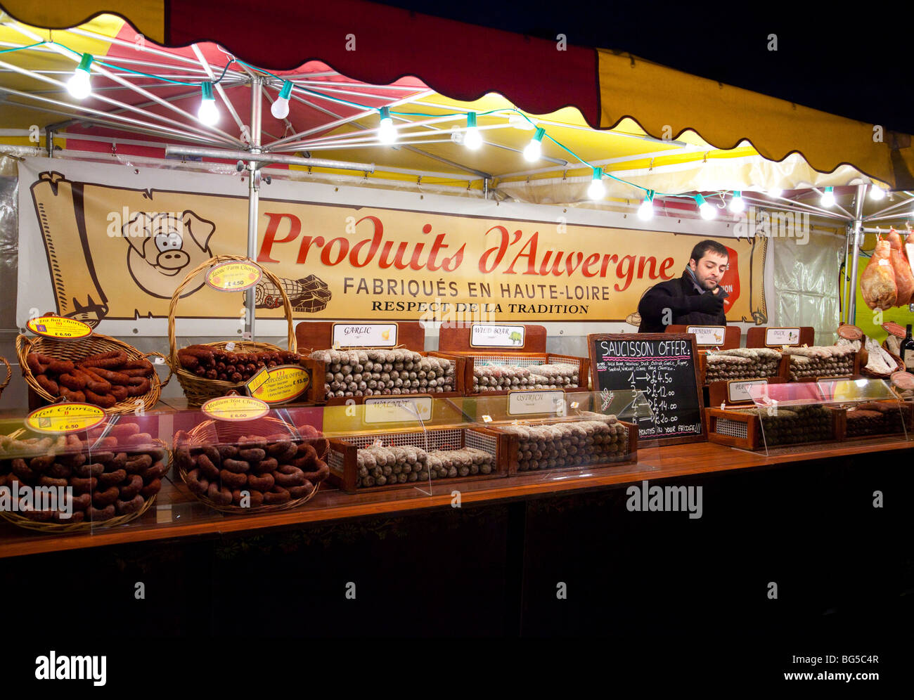 La carne francese e salsiccia di stallo del mercato Foto Stock