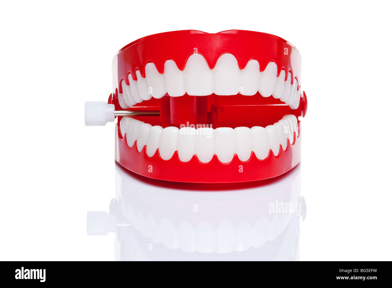 Una coppia di scherzo vento fino denti di chattering su un puro sfondo bianco, foto ad alta risoluzione. Foto Stock
