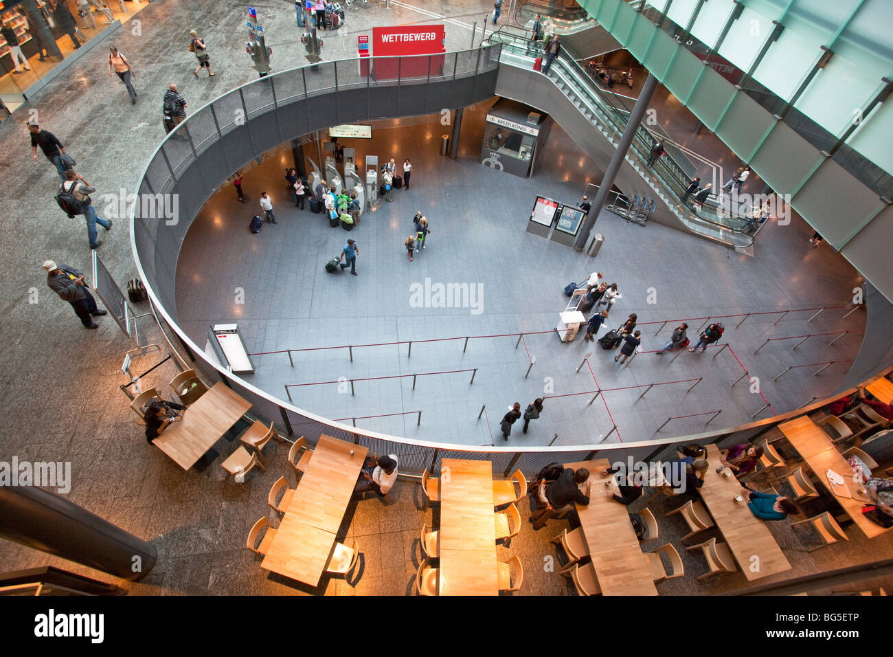 Hall dell'aeroporto di Zurigo, Svizzera, mostrando il check in, cibo concourse e area commerciale Foto Stock