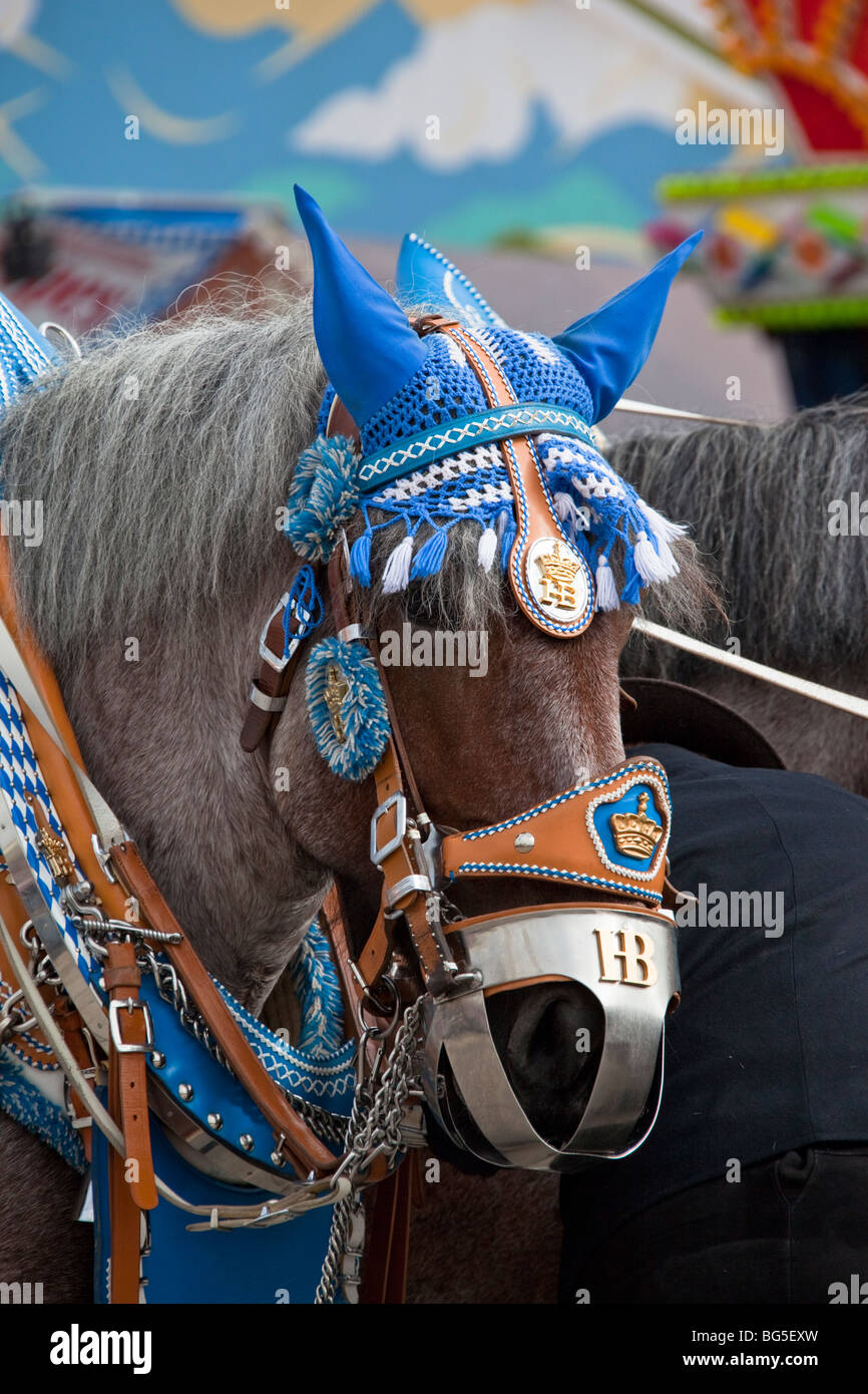 Decorate testa di cavallo carrello di traino al Oktoberfest Monaco di Baviera Germania Foto Stock