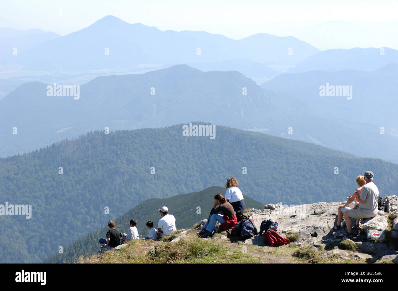 Walkers sul picco di montagna Chleb Mala Fatra Parco nazionale della Slovacchia Foto Stock