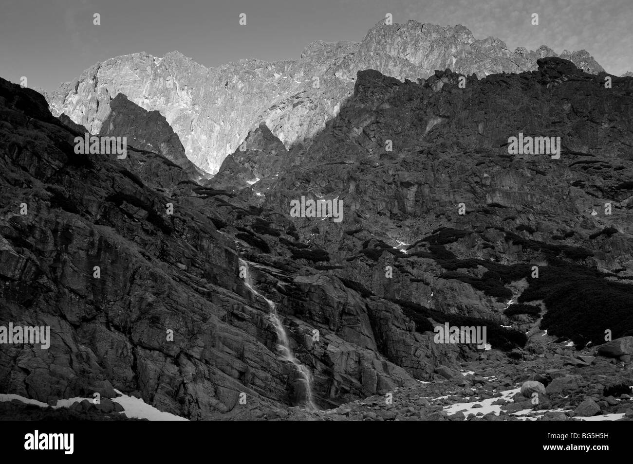 Cascata in Mala Studena dolina Tatry, Slovacchia all'inizio sera d'inverno Foto Stock