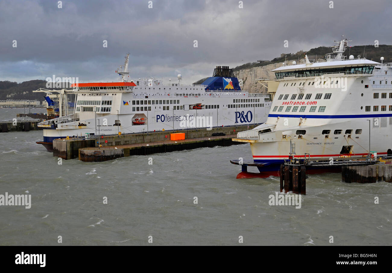 Cross Channel ferries ormeggiata al porto di Dover Foto Stock