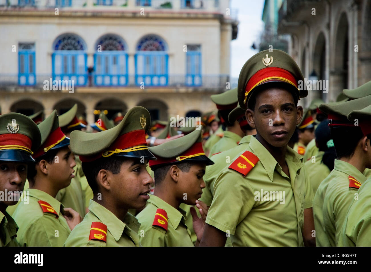 Giovani ragazzi cubani, studenti di Camilo Cienfuegos scuola militare, in attesa di una linea nella vecchia Havana, Cuba. Foto Stock