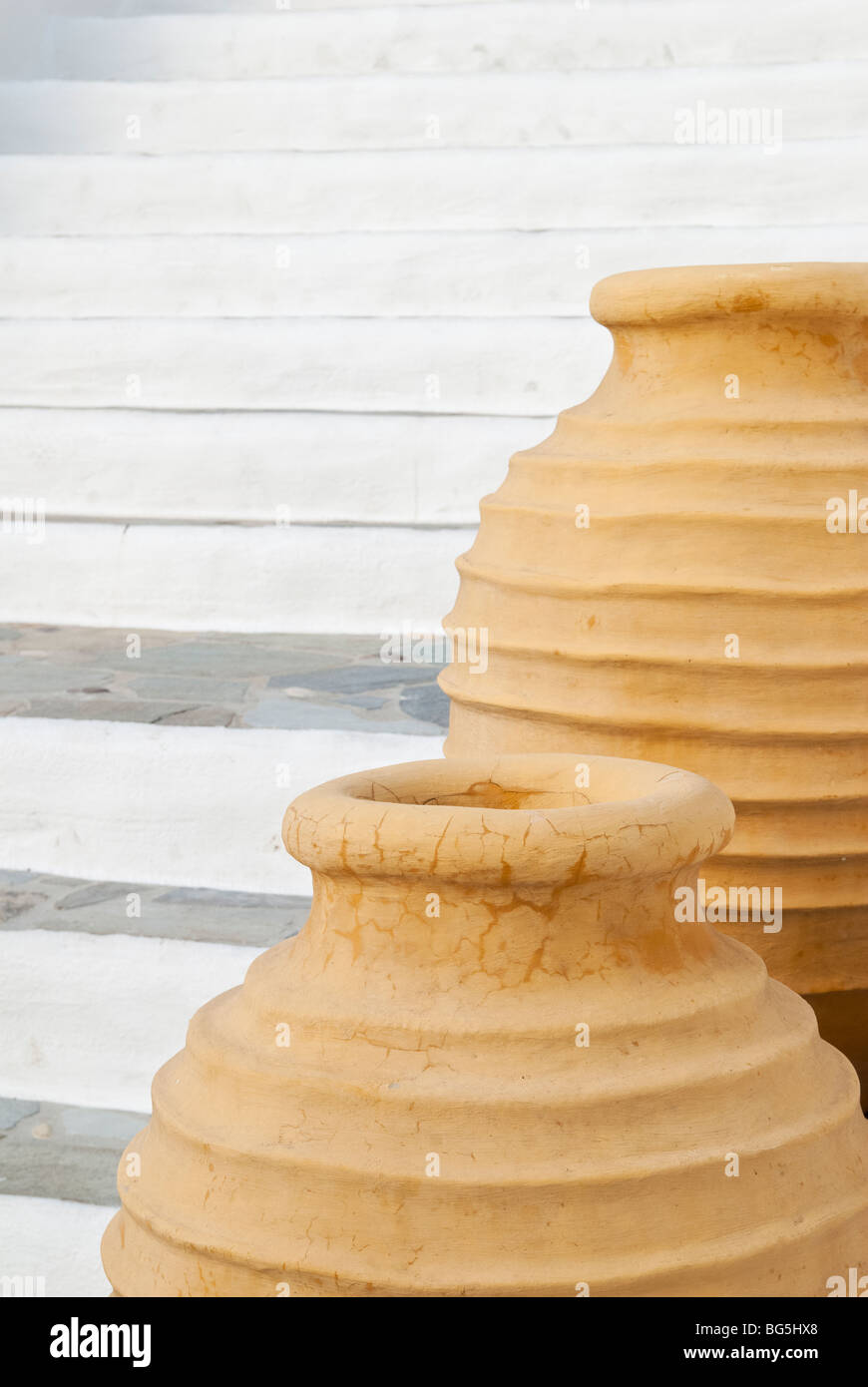 Moderne di grandi vasi greci utilizzati per scopi decorativi, Milos, Grecia Foto Stock