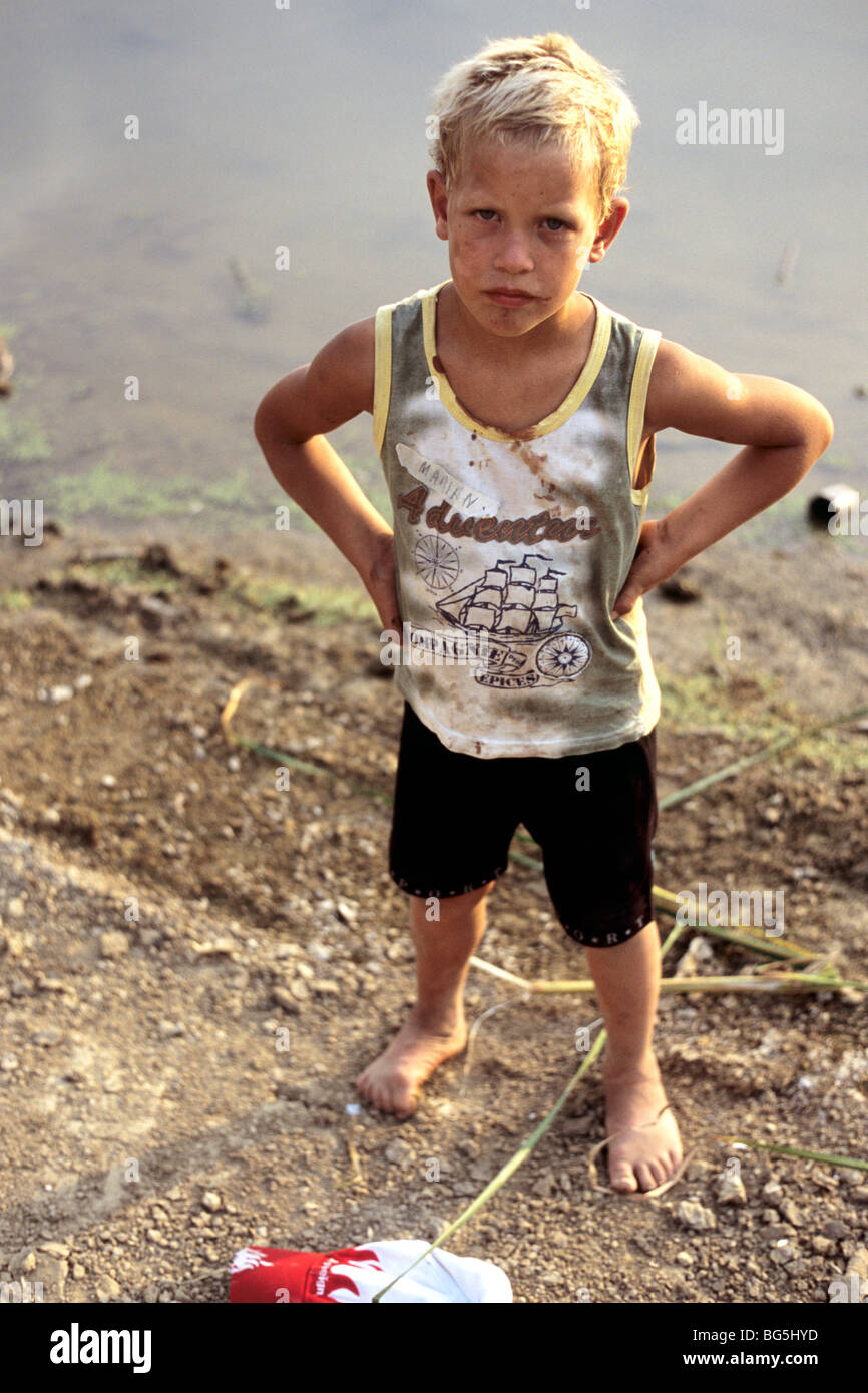 Ritratto di bambino povero in uno stile di vita urbano Foto stock - Alamy